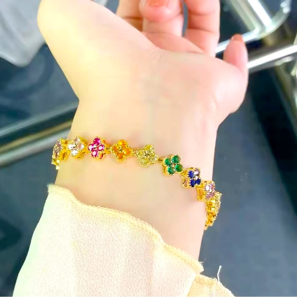 Beautiful colorful four leaves bracelet.